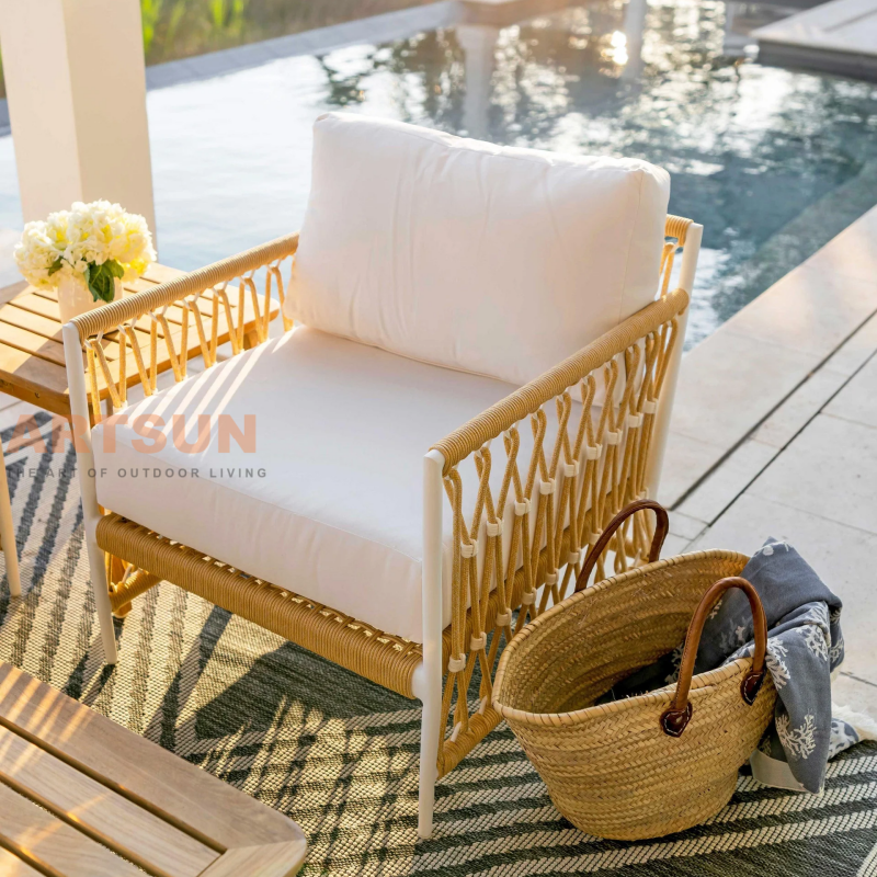 كرسي صالة في الهواء الطلق الحديثة مع نسج ووسائد حبل في جميع الأحوال الجوية