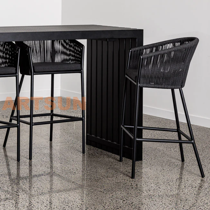 كرسي متين للاستخدام الخارجي من الحبال مع إطار مقاوم للطقس