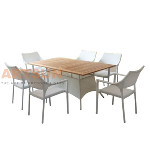 كراسي طعام من الروطان مع سطح طاولة من خشب الساج وقاعدة مصممة من الروطان