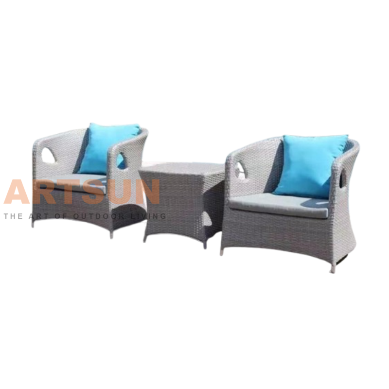 طقم طاولة قهوة من الروطان مع كرسيين من الروطان