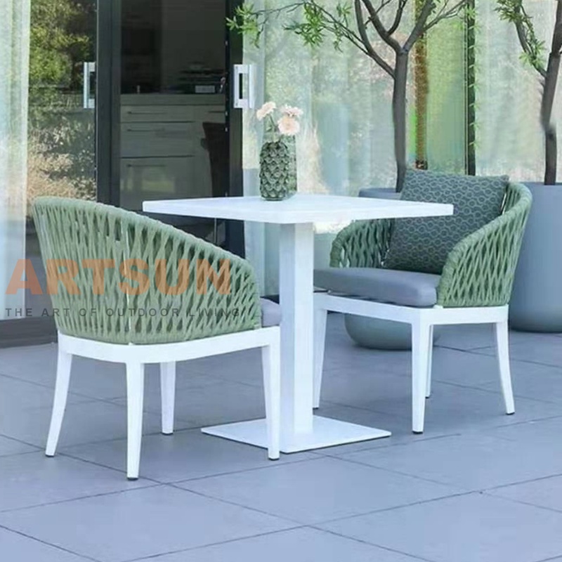 كراسي طعام من الروطان مع طاولة قهوة 