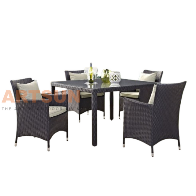 طقم طعام من الروطان مع سطح طاولة من الزجاج المقسى